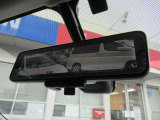 『スマートルームミラー』付き♪♪ 後席乗車の方の頭で後続車を確認できない時には後部カメラが撮影する映像をここに表示させて後方の確認ができます♪♪