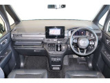 操作性に優れた運転席となります!小物入れや各ボタンの配置にこだわり、使いやすいです!座り心地もよく視認性も良好なのでロングドライブもお任せ下さい!