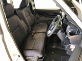 運転席の座面高さを調整できるシートリフターが付いています。フロントシートはベンチシートを採用で、座面も広く使い勝手もいいですよ♪