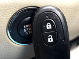 【キーレススタートシステム】カバンやポケットに入れたままでもドアの施錠・解錠が可能なスマートキーを装備。エンジンのオン・オフ時もカギを取り出す必要が無いからとっても便利です♪