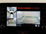 パノラミックビューモニター付きです。車両を上から見たような映像をモニター画面に表示。運転席からの目視では見にくい、車両周辺の状況をリアルタイムでしっかり確認できます。