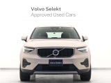 ボルボXC40は、よりスマートに、より大胆に生まれ変わりました。刷新されたフロントフェイス、先鋭的な躍動感を感じさせるスタイリング。SUVの姿を体現するプロポーションは力強さに溢れた佇まいを見せます。
