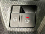 指先だけで簡単に操作が可能な電動パーキングブレーキを採用。「HOLD」スイッチを押すと、渋滞や信号待ちなどでブレーキペダルから足を離しても、ブレーキを保持するので安心です