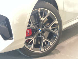 BMW純正アロイホイールはモデルやパッケージに合わせてデザインされています。洗練されたデザインで、足元の個性を引き立てます。