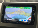 【バックカメラ】駐車時に後方がリアルタイム映像で確認できます。大型商業施設や立体駐車場での駐車時や、夜間のバック時に大活躍!運転スキルに関わらず、今や必須となった装備のひとつです!