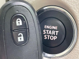 【キーレススタートシステム】カバンやポケットに入れたままでもドアの施錠・解錠が可能なスマートキーを装備。エンジンのオン・オフ時もカギを取り出す必要が無いからとっても便利です♪