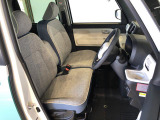 運転席の座面高さを調整できるシートリフターが付いています。フロントシートはベンチシートを採用で、座面も広く使い勝手もいいですよ♪