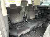 【サードシート】3列目もゆとりがあり居心地よくお過ごしいただけます。掲載箇所以外にご希望の写真がございましたらお気軽にお問い合わせ下さい。フロアマットは汚れが気になる場合は新品のご注文も承ります。