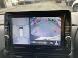 車を真上から見ているように、周囲の状況を把握しながら安心して駐車が行えるアラウンドビューモニター装備!