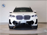 【BMWの伝統】BMWの特徴的な&ldquo;キドニーグリル&rdquo;は、80年以上続く伝統の形でございます。変わらないこだわりのデザインが、プレミアムブランド&ldquo;BMW&rdquo;を創り出します。