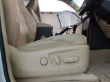 パワーシート搭載。微妙な調整が手軽にでき、ピッタリなポジションで運転することが可能です。