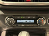 作動状態が一目でわかる液晶ディスプレイ付きAUTOエアコンを装備しています♪室内の温度を設定するとセンサーが室温を感知して、温度、風量を自動的にコントロ-ルして快適な空間を作ってくれます!