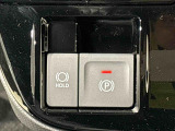 指先だけで簡単に操作が可能な電動パーキングブレーキを採用。「HOLD」スイッチを押すと、渋滞や信号待ちなどでブレーキペダルから足を離しても、ブレーキを保持するので安心です
