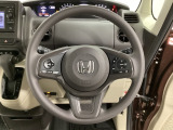ハンドルにHondaセンシング系のクルーズコントロールやレーンキープアシストなどのスイッチと、オーディオの操作スイッチが装備されています。ハンドルから手を離さず安全に操作できます。