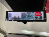 カメラから画像がルームミラーに映る『スマートルームミラー』雨や暗いところなど便利です。