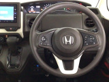 【ハンドル】運転にかかわる様々な操作を安全に行えるように視点移動が少なく操作性に配慮されたスイッチ類が凝縮されたコックピットです。