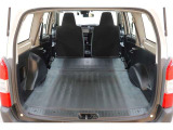 後席を格納すると大きなスペースが出来るので大きな荷物も積み込めます!