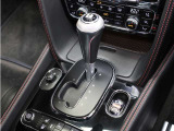 ■8速AT (マニュアルモード付き、パドルシフト可能) ■フルタイム4WD ■気筒休止機構 ■クルーズコントロール ■ローレット加工シフトノブ