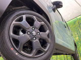 【グレード専用純正15インチアルミホイール】デザイン性の高い純正アルミホイールを装着しております。各種社外アルミホイールや、スタッドレスタイヤも取扱いしております。是非ご相談ください♪