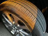 大迫力のホイールが装着されておりおクルマの存在感を足元から引き立ててくれます。