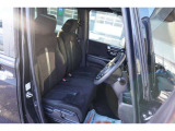 運転席・助手席はベンチシートになっております!運転席と助手席の間をスムーズに移動できます♪