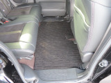 【後部座席のフロアマット】後部座席も純正フロアマット付きです。こちらも大きなスレや傷、汚れなどなくこちらも綺麗な状態です。
