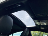 【 サンルーフ 】解放感溢れるサンルーフ♪車内には爽やかな風や太陽の穏やかな光が差し込みます♪