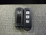 スマートキー付!キーを取り出さなくてもドアロックの施錠・開錠、エンジンの始動が出来ます!雨の日や荷物の多い日にとても便利ですね♪