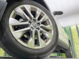 【純正アルミホイール】外観にマッチした純正アルミホイールを装着しております。各種社外アルミホイールや、スタッドレスタイヤも取扱いしております。是非ご相談ください♪