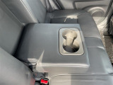 もちろん二列目にもドリンクホルダーはございます!同乗者の方も快適に過ごしていただけるでしょう!