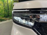 【LEDヘッドライト】悪天候や夜間走行時も良好な視界を確保し安心して運転できる高輝度LEDヘッドライトを装備!点灯速度が早く、消費電力も抑えられています。