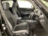 広い足元にゆったり座れるシートには肘掛けも装備しており長距離の運転でも疲れにくくなってます。女性でも運転がしやすいように、シートの高さ調整機能(シートリフター)がついています。