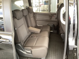 3人掛けの2列目タンブルシートとは思えない質感で、疲れを感じることがありません!足元も広くて、乗るだけでリラックスできますよ!1回のレバー操作でカンタンに折りたたみできます!