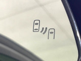 【ブラインドスポットモニター】走行中、ドアミラーの死角になりやすい箇所に後続車が接近するとサイドミラーのレンズに警告を表示!ドライバーに注意喚起をしてくれます。