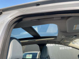 後席まで明るく開放的な空間を演出するパノラミックガラスルーフです。もちろん太陽光をさえぎるサンシェードも装備しています(ワンタッチ電動開閉付き)