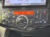 【オートエアコン】一度お好みの温度に設定すれば、車内の温度を検知し風量や温度を自動で調整。暑い&hellip;寒い&hellip;と何度もスイッチ操作をする必要はありません。快適な車内空間には必須の機能ですね♪