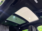 ◆スライディングガラスルーフ『シェードが後部座席までしっかり開閉します。この装備があるだけで室内の解放感が上がり素敵なドライブを存分にお楽しみいただけます。』