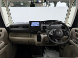 前方の視界も開けてとても運転しやすいパッケージングです。各種スイッチ類も操作しやすい位置に並んでいます。小物入れなどの収納も充実していてとても使い勝手のいいダッシュパネルです。