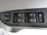 パワーウィンドウスイッチで運転席から全席の窓の開閉ができます。