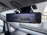 【デジタルインナーミラー】車両後方カメラの映像をミラーに映すことが出来ます。 そのため、後席に人や荷物があって後方が見えづらい場合でもしっかり視界を確保することが出来ます。