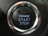 スマートキーシステムはキーをお持ちの方を車がオーナーと判断し、ドアロックの開閉もタッチ&握るだけ。エンジンスタートはブレーキを踏んでスタートボタンを押すだけ。