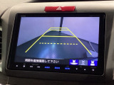リバースギアに入れるだけで後方の表示へ切り替わります。夜間や雨の日の駐車も楽になりますよ。