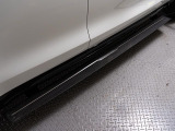 ディーラーオプションの電動サイドステップを装備しております。負担が少なく乗降が可能になります。ルーフへのアクセスも良くなるため、キャリアを付けたときや洗車時にも足場として使えます。