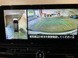 ギアをバックに入れるとナビ画面に、まるで雲の上から覗いているような映像が映り、駐車をサポートしてくれます!