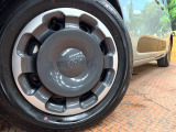 【純正15インチアルミホイール】外観にマッチした純正アルミホイールを装着しております。各種社外アルミホイールや、スタッドレスタイヤも取扱いしております。是非ご相談ください♪