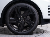 22インチアルミホイール装備!力強さと重厚感を感じさせる立体感のあるスポーク、車体全体のバランスを考慮した洗練されたデザイン性でディスカバリーの魅力を際立たせます!