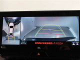 パノラミックビューモニター付きです。車両を上から見たような映像をモニター画面に表示。運転席からの目視では見にくい、車両周辺の状況をリアルタイムでしっかり確認できます。