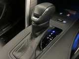 シンプルな操作で的確なシフトチェンジを可能にするゲート式シフトレバーを採用。