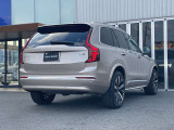 XC90は、使い方の幅を広げる7シーター仕様。洗練された佇まいの中に、高い実用性を秘めています。室内に足を踏み入れば、そこはまさに北欧のリビングルーム。落ち着きある明るい雰囲気をご堪能ください。