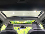 【ガラスルーフ】ガラスルーフ搭載で車内の解放感が一気にアップ!開放的なドライブをお楽しみいただけます。